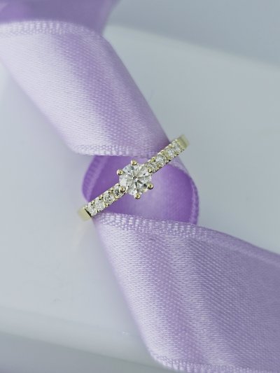 Zásnubný prsteň s prírodnými diamantmi